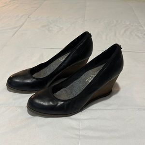 Dr. Scholl’s black leather wedges